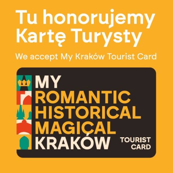Kwadratowa grafika informująca o akceptacji karty turystycznej w obiekcie. Na żółtym tle widnieje dwujęzyczny napis: po polsku i angielsku, a poniżej umieszczono wzór karty "My Romantic Historical Magical Kraków Tourist Card".