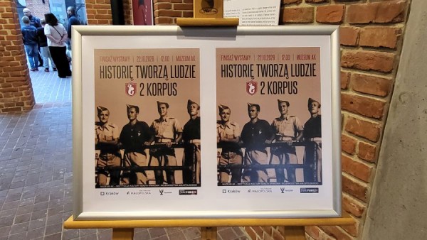 W ramie na sztaludze zaprezentowano afisze finisażu ekspozycji "Historię tworzą LUDZIE - 2 Korpus", ukazujące archiwalne zdjęcie żołnierzy generała Andersa.