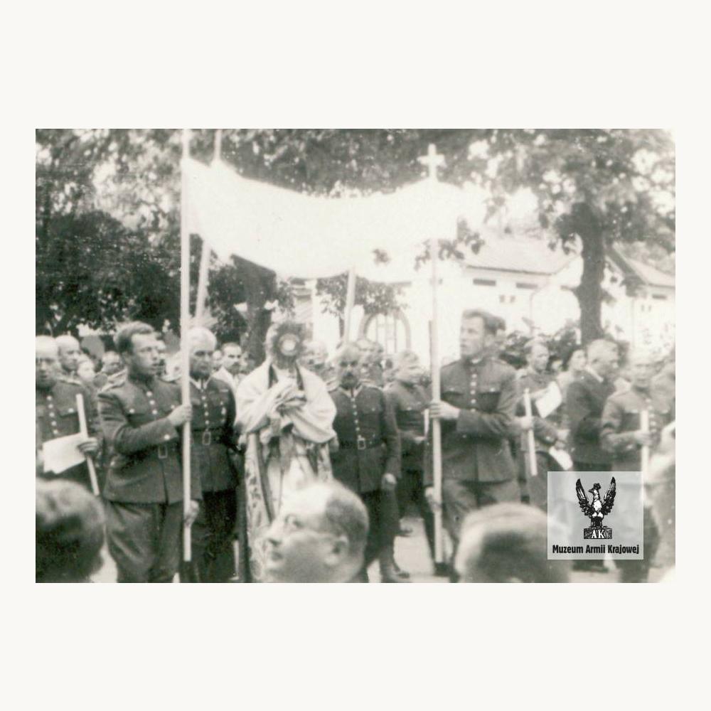 Procesja Bożego Ciała w obozie internowania żołnierzy Wojska Polskiego w Târgu Jiu, 1940