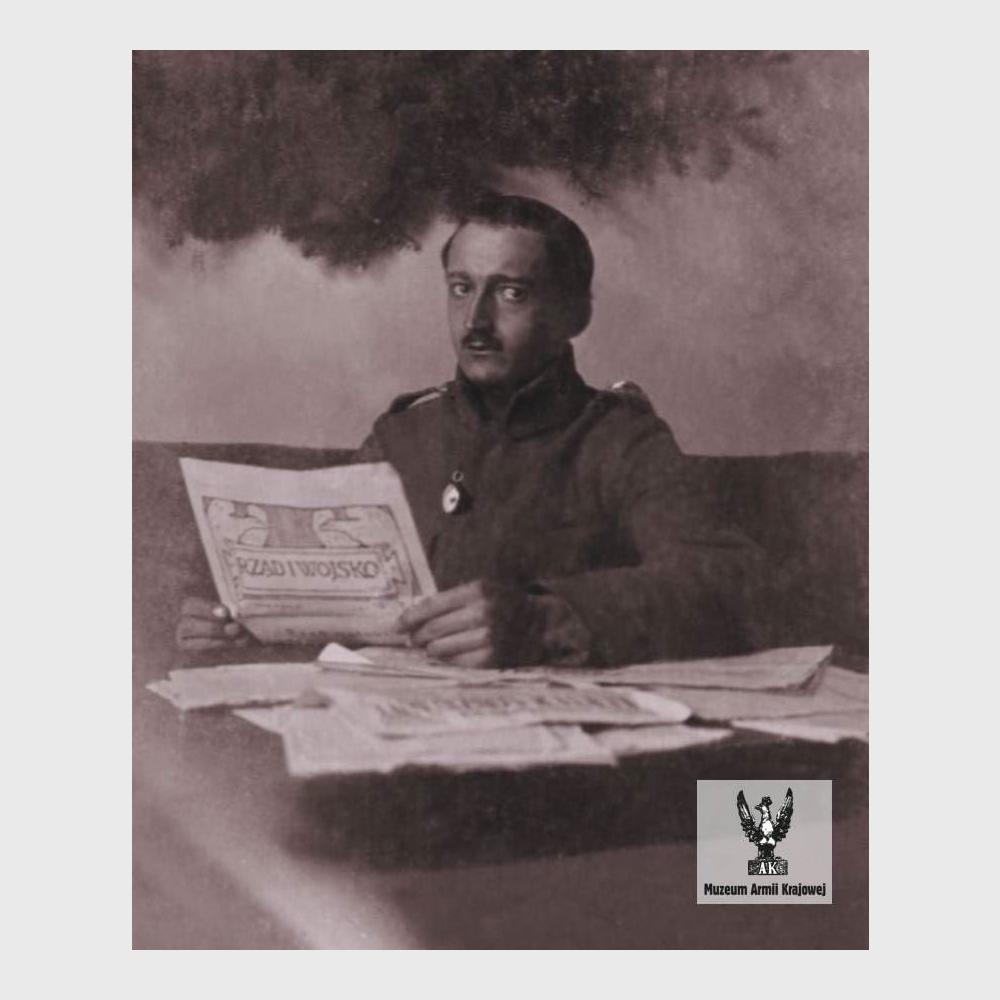Starszy sierżant Emil Fieldorf czyta 