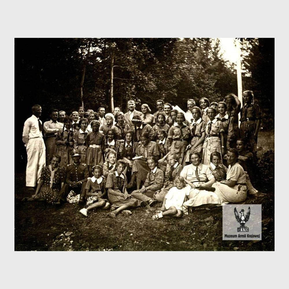 Emil Fieldorf w grupie harcerek. Obóz harcerski, Brzeżany 1939