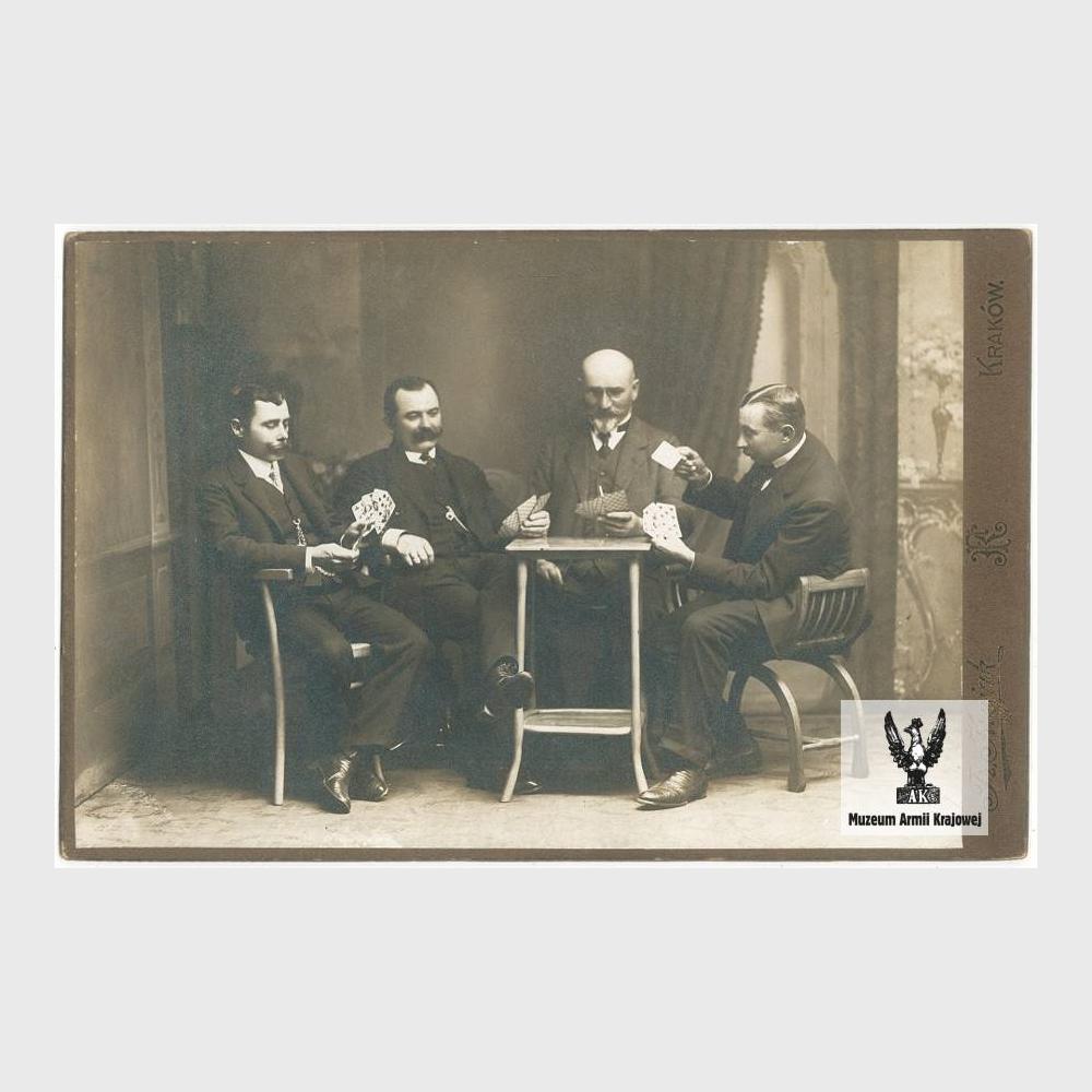 Czterech mężczyzn grających w karty