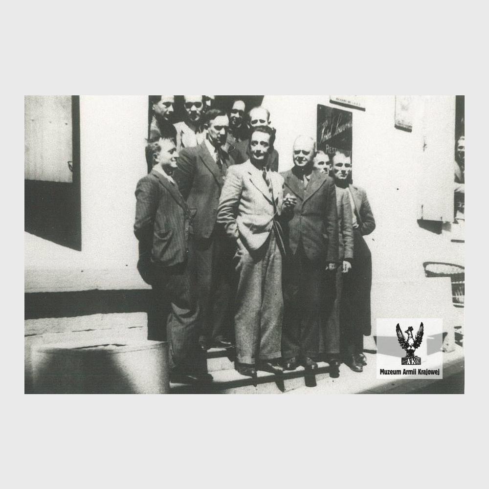 Emil Fieldorf w grupie osób przed wejściem do restauracji