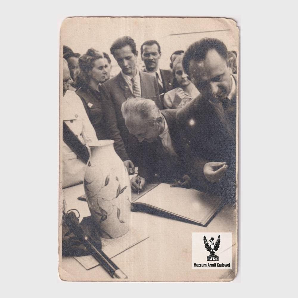 Józef Fieldorf (brat Emila) wpisujący się do księgi pamiątkowej (?)