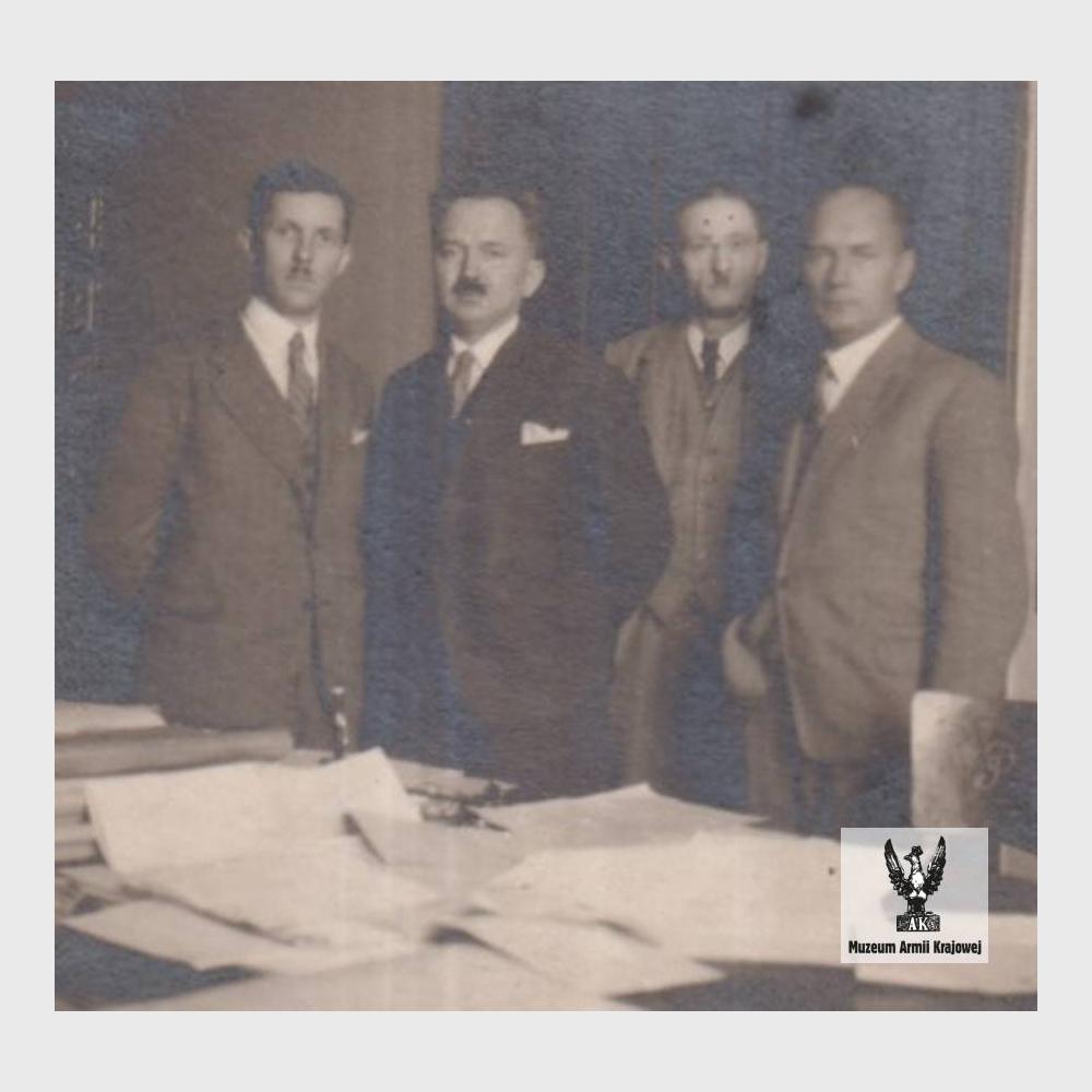 Józef Fieldorf (brat Emila) w towarzystwie trzech mężczyzn