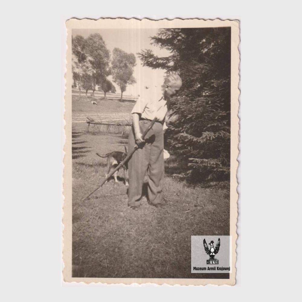 Józef Fieldorf (brat Emila) na wycieczce z psem