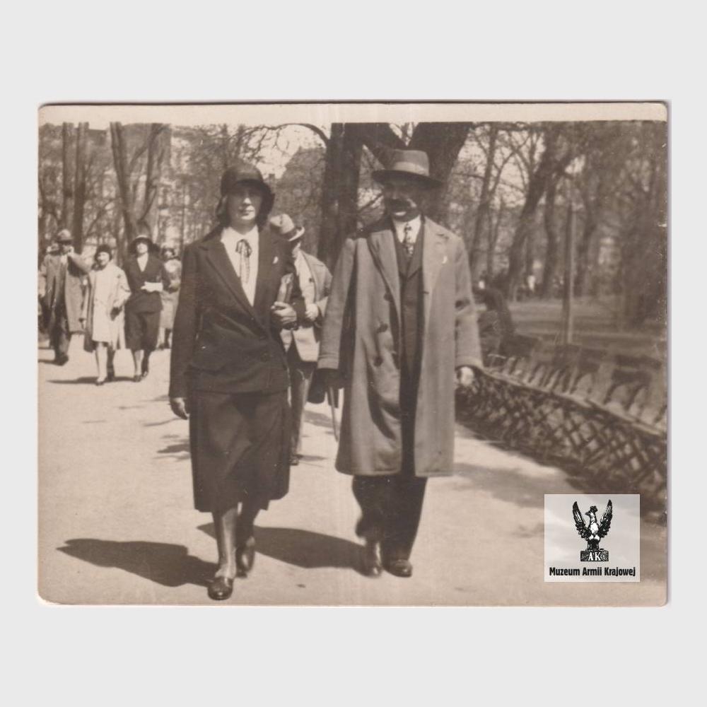 Józef Fieldorf (brat Emila) z żoną na spacerze po Plantach