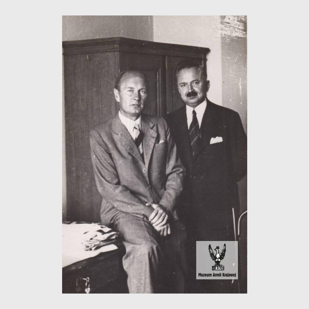 Józef Fieldorf (brat Emila) z mężczyzną siedzącym na biurku