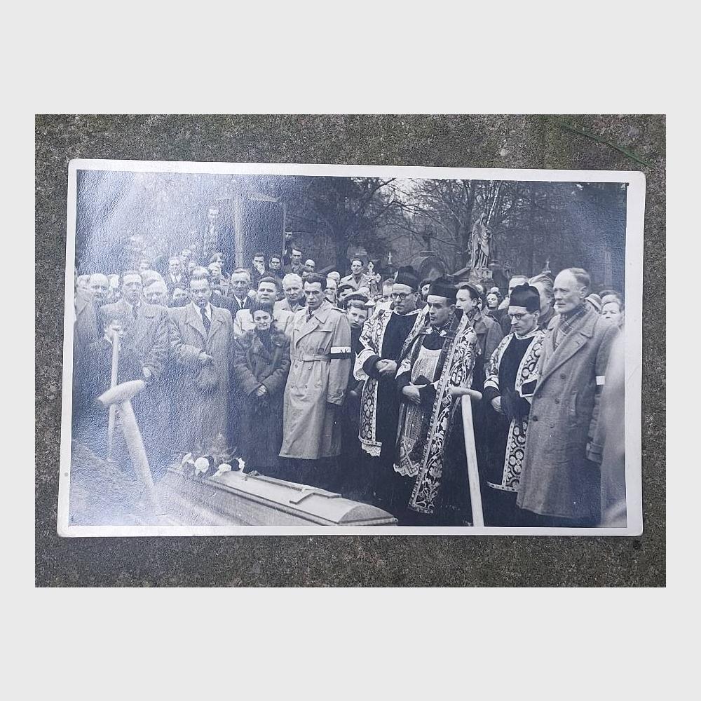 Fotografia archiwalna z pogrzebu płk. Leopolda Bochnaka w 1950 r. Ze zbiorów Jacka Jańca.