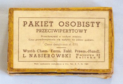 Pakiet osobisty przeciwiperytowy Wojska Polskiego z lat trzydziestych XX w. Niewielkie pudełko tekturowe koloru żółtego z naklejoną papierową etykietą. 