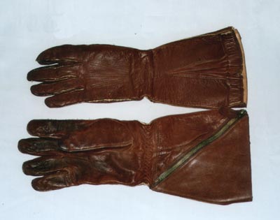 Zdjęcie brytyjskich, skórzanych rękawic lotniczych wzór 41 pattern. Mają kolor brązowy i wszyte metalowe zamki, które znajdują się w dolnej części rękawic.  